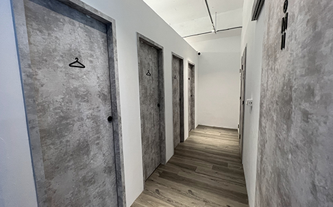 明亮乾淨的更衣室